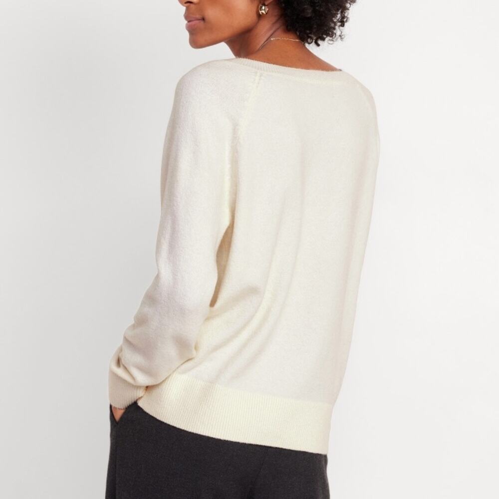 Old Navy Creme SoSoft Loose V Neck
Sweater - Picture 5 of 15